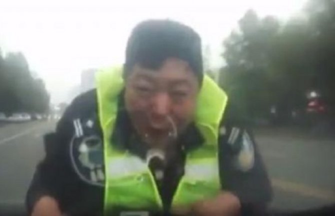 Kineski  policajac izbjegao smrt na haubi pijanog vozača (Video)