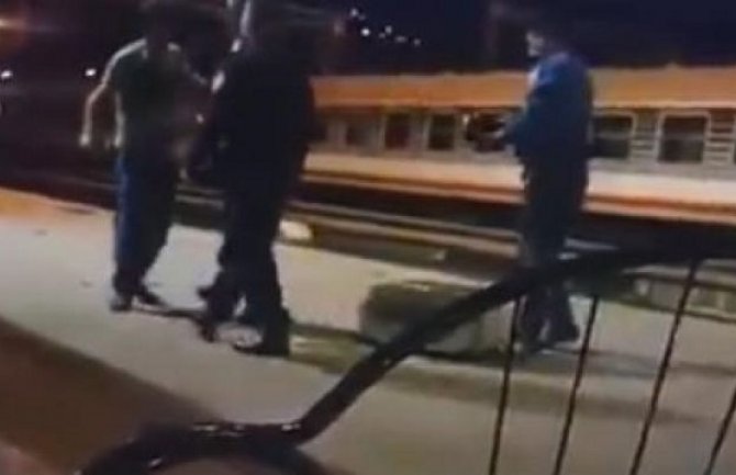 Nesvakidašnja situacija: Nije mogao u voz bez karte pa polupao žardinjere (Video)