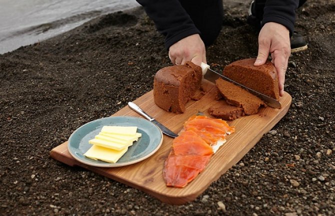 I ovo je moguće: Islanđanin peče hljeb u vulkanu! (VIDEO)