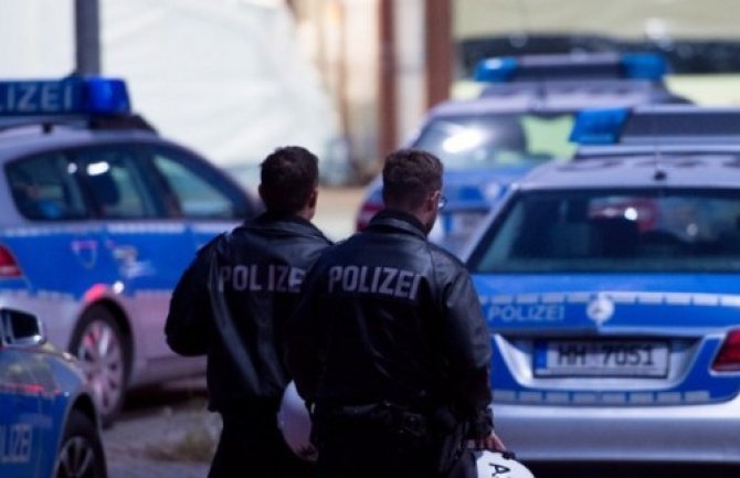 Njemačka: Voz s oko 300 putnika udario u građevinsko vozilo