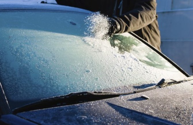Napravite sami smjesu za otklanjanje leda na automobilu
