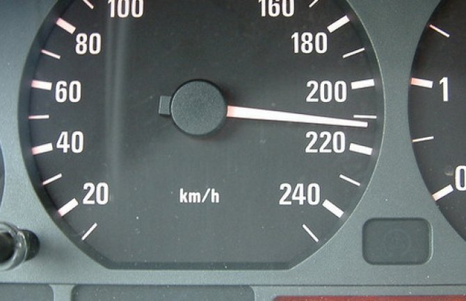Makedonac u novogodišnjoj noći  dobio zabranu upravljanja vozilom B kategorije, vozio 254 km/h