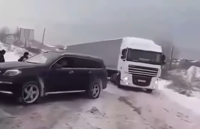 Mercedes GL 500 izvukao šleper iz snijega(VIDEO)