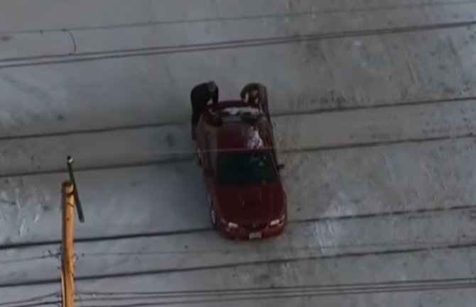 Zaglavio se autom na sred pruge dok je nailazio voz... (VIDEO)