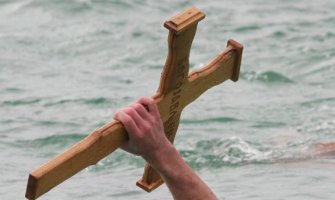 Bogojavljensko plivanje za časni krst u više crnogorskih gradova
