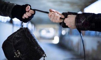 Podgorica: Azilant odgurnuo ženu na ulici i ukrao joj torbu
