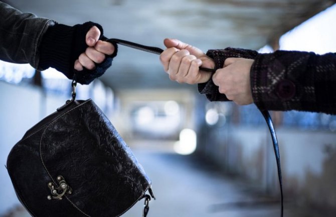 Podgorica: Azilant odgurnuo ženu na ulici i ukrao joj torbu
