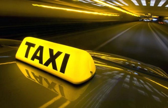 Budva: Taksista naplatio vožnju turistima 200 eura, kažnjen 1500