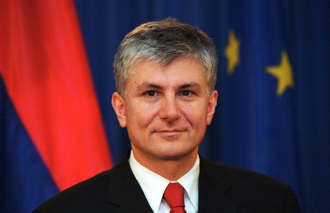 Prije 16 godina ubijen Zoran Đinđić, Brnabić i članovi Vlade položili vijenac na mjestu atentata