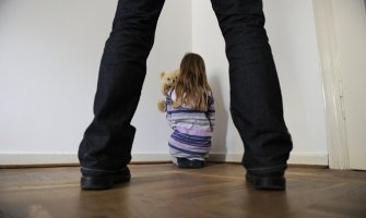 Užas u Pančevu: Otac silovao dvije maloljetne ćerke stare 14 i 15 godina