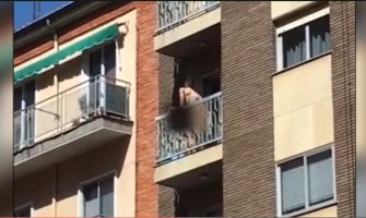 Ni prolaznici ih nisu omeli da imaju seks u sred dana na balkonu (VIDEO)
