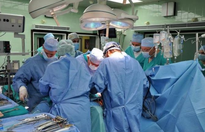 Beograd: Urađena prva transplantacija materice kod jednojajčanih bliznakinja u svijetu 