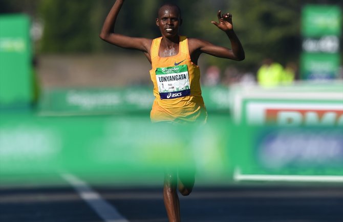 Bračni par iz Kenije osvojio prva mjesta na pariskom maratonu