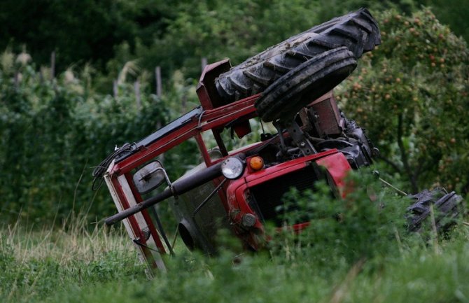 Hrvatska: Prevrnuo se traktor, stradale baba i unuka