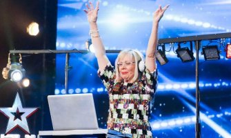 Ludilo: Simpatična bakica za DJ pultom oduševila Britaniju (VIDEO)