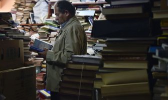 20 godina vozio kamion za smeće, sakupljao bačene knjige i otvorio biblioteku