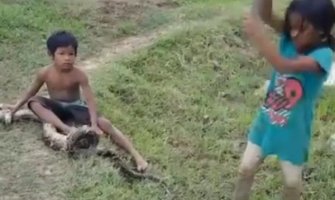 Jezivi prizor: Djeca hvataju zmije i prodaju ih kako bi pomogli roditeljima (Video)