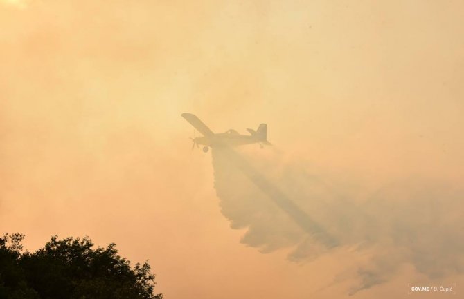 Požari u CG: Avioni gase vatru na Luštici, u NK brane kuće, zatražena međunarnodna pomoć