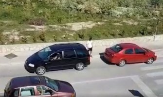 Samo na Balkanu: Šlepali automobil unazad (VIDEO)