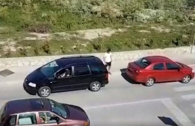 Samo na Balkanu: Šlepali automobil unazad (VIDEO)