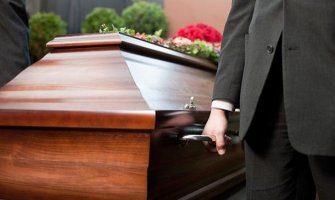 Supruga mu ispunila posljednju želju: Tražio da ga sahrani sa hiljadama dolara kako bi podmitio Boga