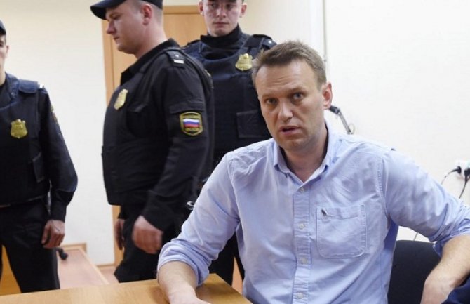 Aleksej Navaljni osuđen na tri i po godine zatvora