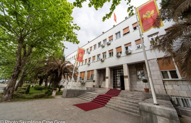 16 000 eura poslanicima koji bojkotuju parlament