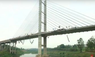 Pogledajte kako izgleda kada 245 ljudi istovremeno skoči s mosta (VIDEO)