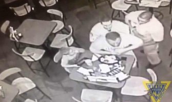 Policajac spasio gosta u restoranu od gušenja (Video)