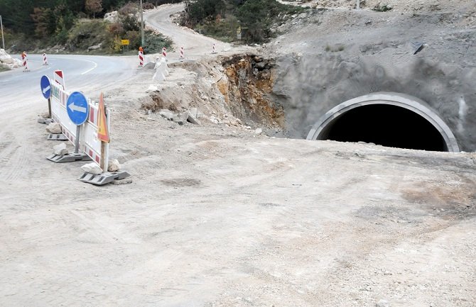 Tunel na Brajićima nekoliko metara niži od saobraćajnice, ukopan ispod puta