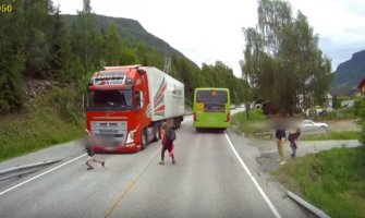 Brza reakcija vozača kamiona dječaku spasila život(VIDEO)