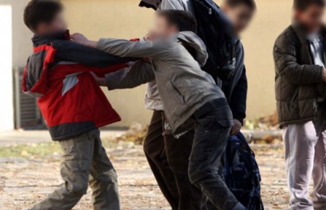 Osam dječaka tuklo vršnjaka u RS: Policija i uprava škole ne reaguju