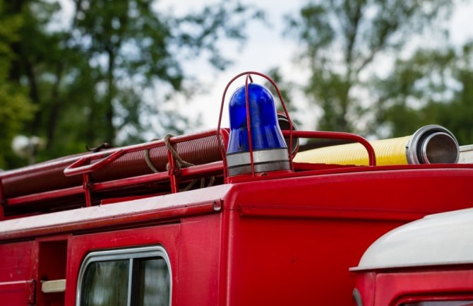 Dvije vikendice i kuća ugroženi u požaru u Bijelom Polju: Vatrogasci svaki dan na terenu