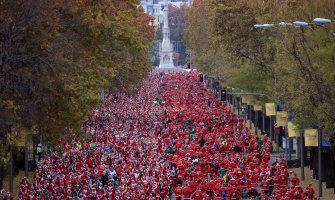 Deset hiljada Djeda Mrazova trčalo Madridom za borbu protiv karcinoma(FOTO)