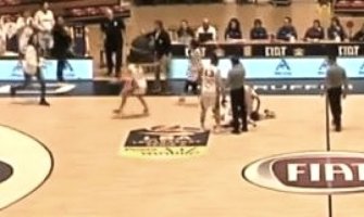 Hrvatsku košarkašicu Amerikanka oborila na pod, završila u bolnici (VIDEO)