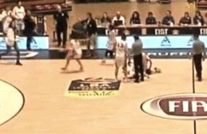 Hrvatsku košarkašicu Amerikanka oborila na pod, završila u bolnici (VIDEO)