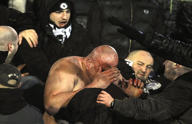 Uznemirujući sadržaj: Tuča navijača Partizana, više od 20 povrijeđenih (FOTO/VIDEO)
