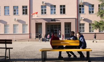 Pošta Crne Gore donirala dvorišne klupe za šest osnovnih škola (FOTO)