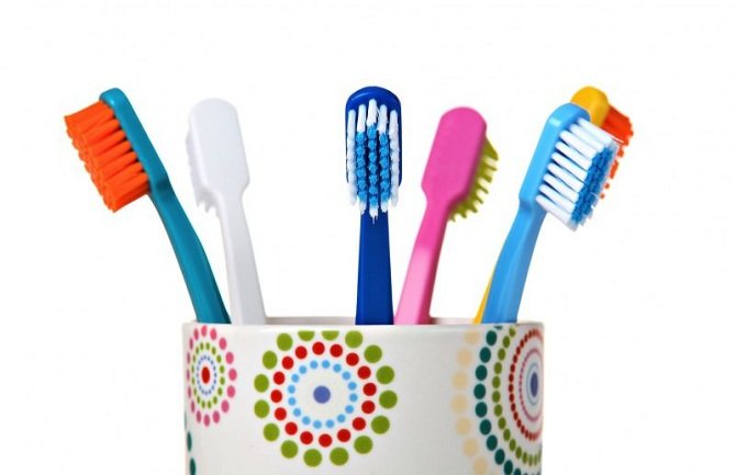 Znate li kako pravilno treba očistiti četkicu za zube?