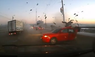 Žestok sudar mazde i još četiri vozila (VIDEO)