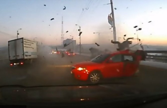 Žestok sudar mazde i još četiri vozila (VIDEO)