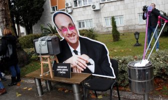 Protest ispred Skupštine Crne Gore: Nećete vratiti mrak na RTCG
