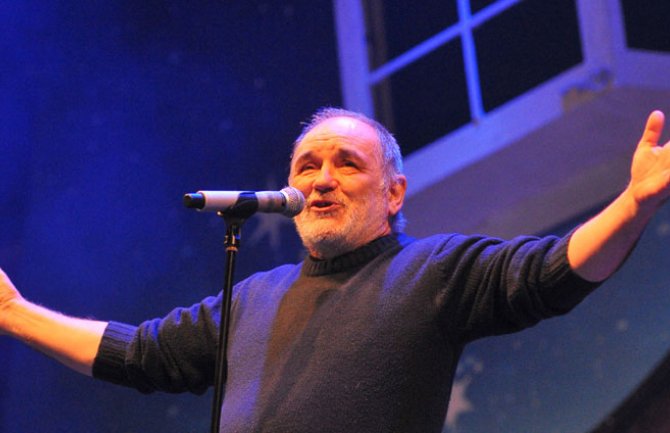 Balašević u Zagrebu prekinuo koncert i gađao publiku (VIDEO)