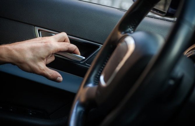 Vozači, vrata od automobila ne bi trebalo da otvarate lijevo rukom (VIDEO)