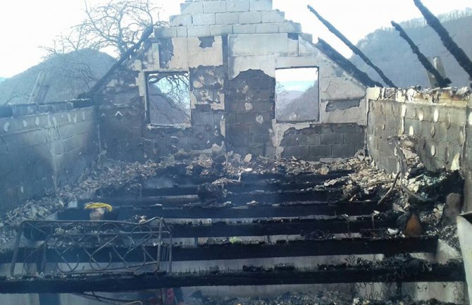Bijelo Polje: U požaru do temelja izgorjela kuća Minića 
