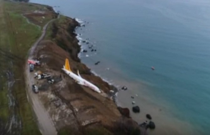 Avion s putnicima skliznuo s piste i zaustavio se tik uz more (VIDEO)