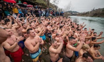 Voda hladna, duša topla: Stamatović prvi do krsta u PG(FOTO)