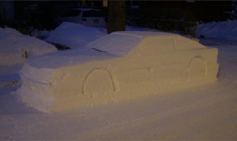 Napravio lažni automobil od snijega i našalio se sa policajcima