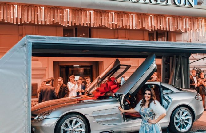 Dragana Mirković proslavila 50. rođendan, od Mercedesa automobil s personalizovanim tablicama  