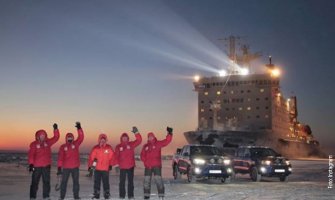 Susret arktičke ekspedicije sa džinovskim ledolomcem